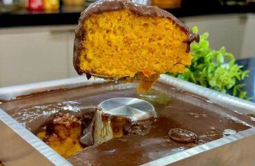 Bolo de cenoura fofinho que nunca mais vai solar com esse truque simples
