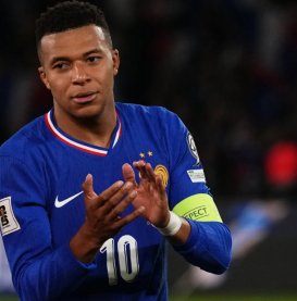 Mbappé marca duas vezes, atinge 400 gols e faz história pela França