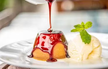 Petit gateau com calda de vinho