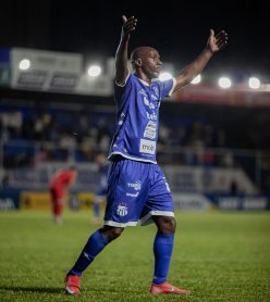 Aos 53 anos, atacante sai do banco, entra em campo e volta a disputar o Mineiro após 20 anos